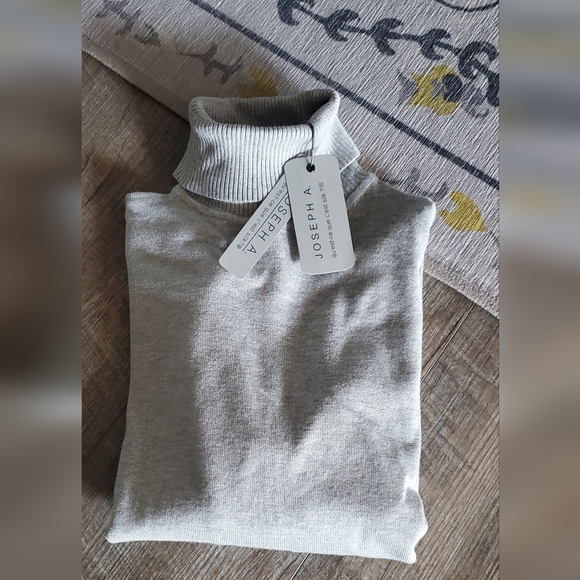 Joseph A Sweaters - Joseph A Light Heather Grey Turtleneck NWT⚜️🤍⚜️Small